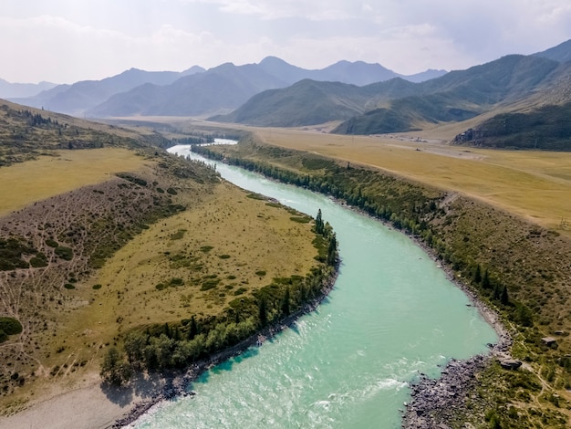 Fiume Katun con acqua turchese Bellissimo paesaggio Montagne e colline Monti Altai Russia