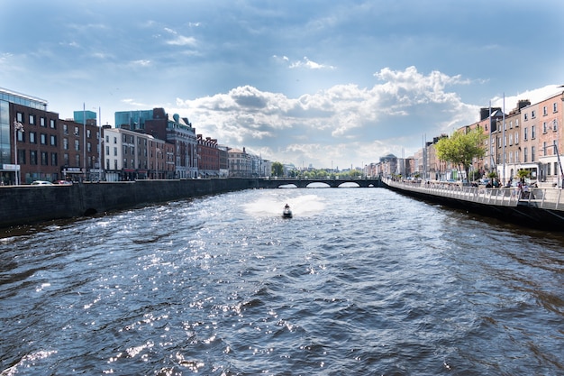 Fiume Liffey e edifici colorati al giorno d'estate a Dublino, Irlanda