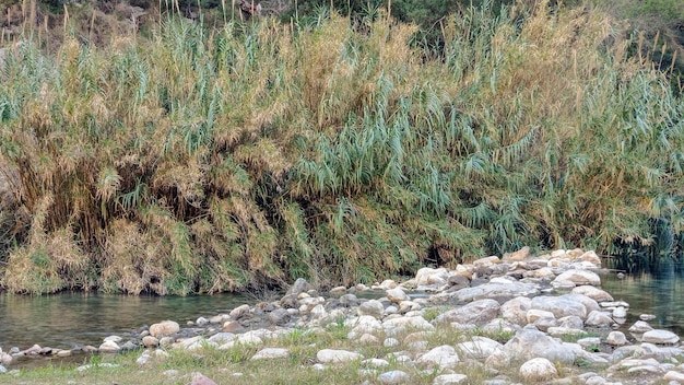 Fiume Mijares in autunno nelle vicinanze di Montanejos Castellon Spagna