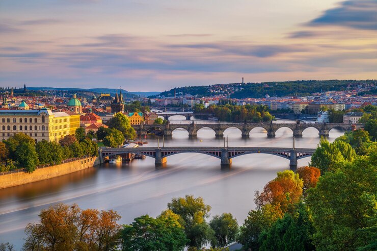Fiume Moldava con ponti storici a Praga
