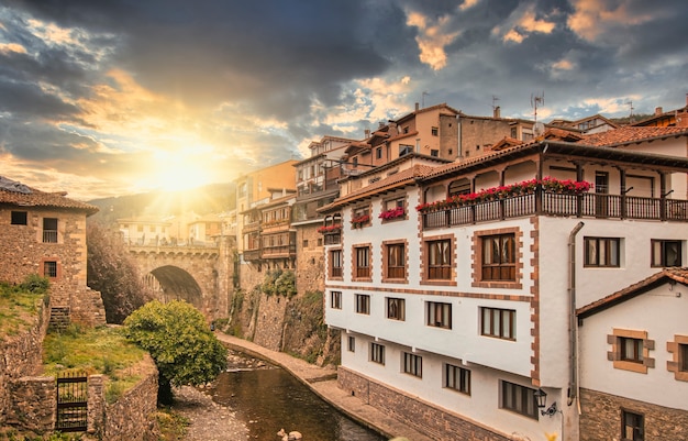 Fiume nel villaggio di Potes in Spagna.