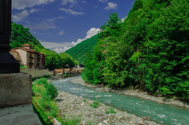 Fiume nelle montagne di Sochi