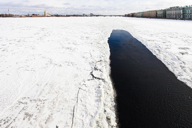 Fiume Neva con polynya vicino all'argine del palazzo