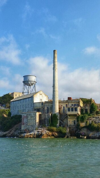 Fiume per edifici e fabbrica contro il cielo