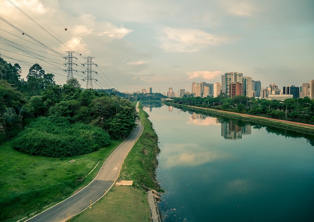 Fiume Pinheiros e piste ciclabili