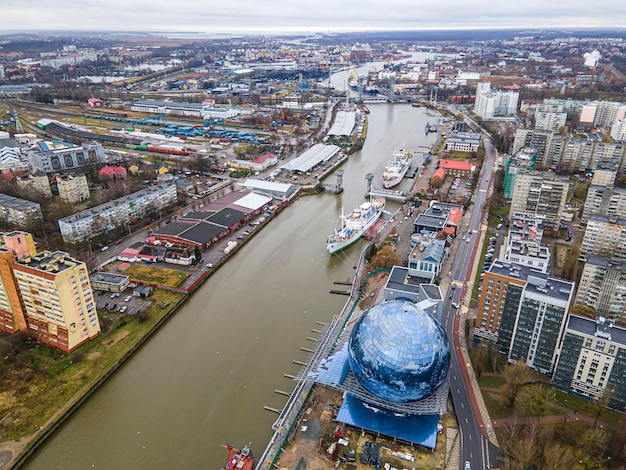 fiume Pregolia. Vista aerea dall'alto della città di Kaliningrad, Russia, museo dell'oceano mondiale.