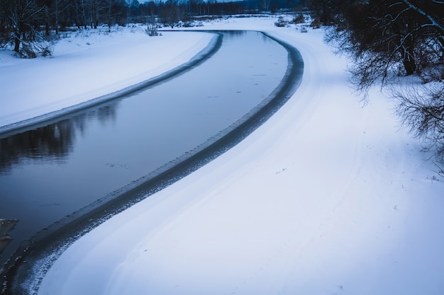 Fiume rurale ghiacciato