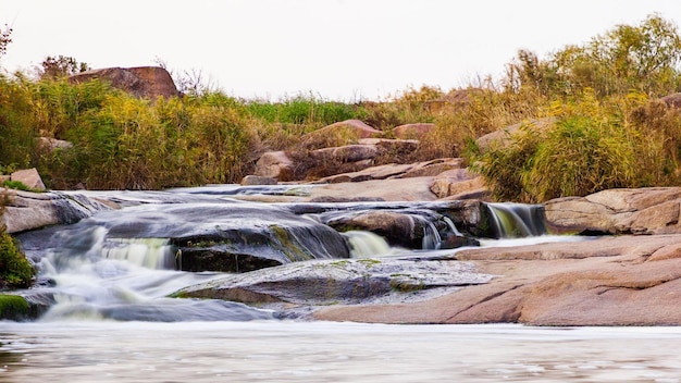 Fiume selvaggio di montagna che scorre con massi di pietra e rapide di pietra Rapidi spruzzi d'acqua nel torrente di montagna Creek in autunno Abbondante torrente chiaro Tokiv canyon Ucraina