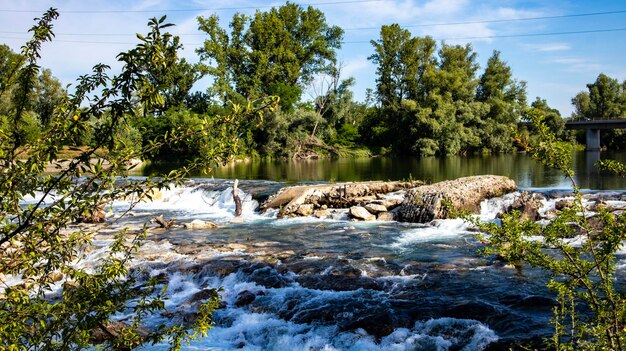 Fiume selvaggio nel nord italia