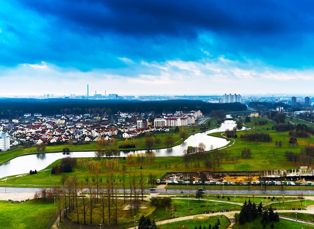 Fiume Svislach a sfondo del centro di Minsk