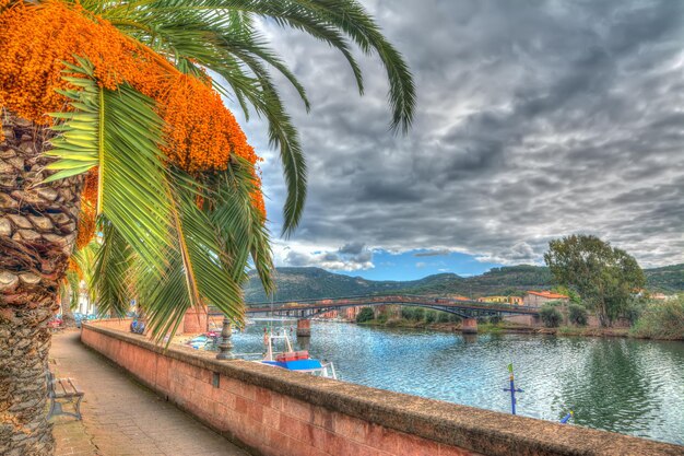 Fiume Temo sotto un cielo nuvoloso Girato a Bosa Italia Elaborazione pesante per effetto di mappatura dei toni hdr