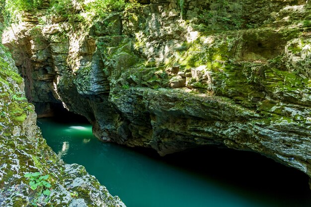 Fiume tempestoso Belaya nella gola di Khadzhokh. Bei paesaggi, canyon e gole.