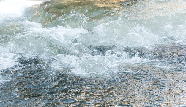 Fiume tempestoso in inverno. Sfondo naturale.