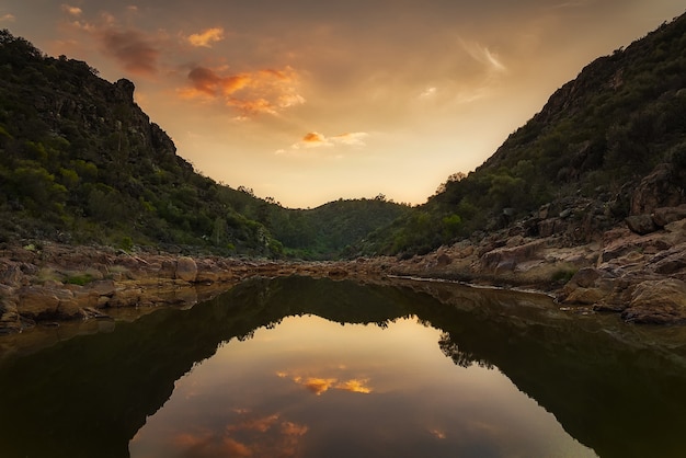 fiume tra le colline al tramonto