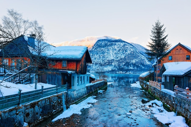 Fiume Traun ad Hallstatt vicino a Salisburgo in Austria, Europa. Inverno nel Salzkammergut. Viaggio nella città austriaca con il lago a Natale. Terra alpina con neve. Vista sul villaggio vicino alle montagne delle Alpi.