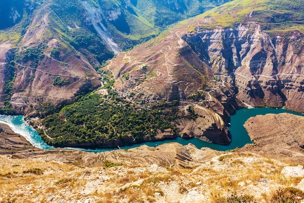 Fiume turchese luminoso nelle montagne Sulak Canyon in Daghestan