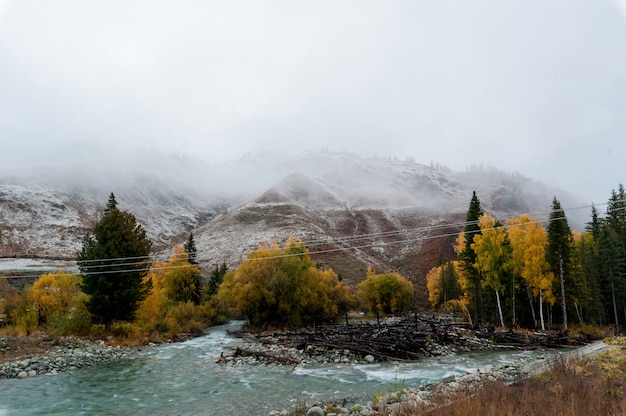 Fiume turchese su uno sfondo di montagne coperte di neve