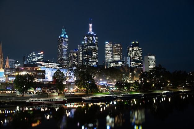 Fiume Yarra e edifici della città in serata in