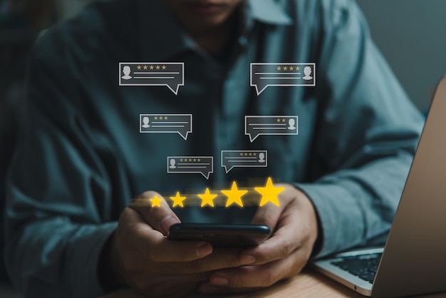 Five Star Customer Service Concept for SatisfactionImprenditore con smartphone mobile per feedback di qualità relativi a progetti, materiali di marketing e branding