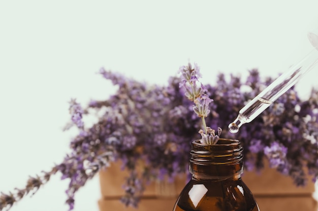 Flacone contagocce con olio essenziale di lavanda