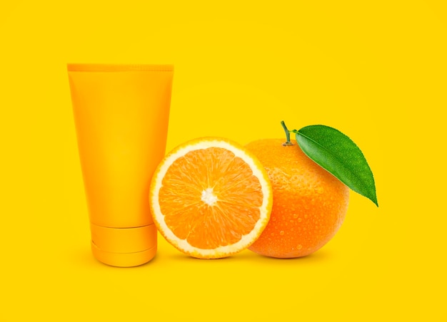 Flacone cosmetico bianco arancione tubo di lozione crema per viso corpo o frutta arancione per mani Concept cosmetici con vitamina C antiossidanti o anticellulite Mockup Vista frontale