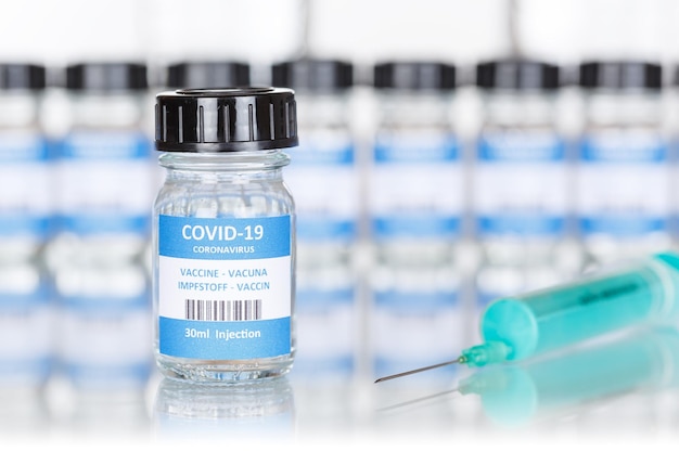 Flacone di vaccino per il coronavirus Siringa per il virus Corona COVID19 Spazio per la copia dei vaccini Covid