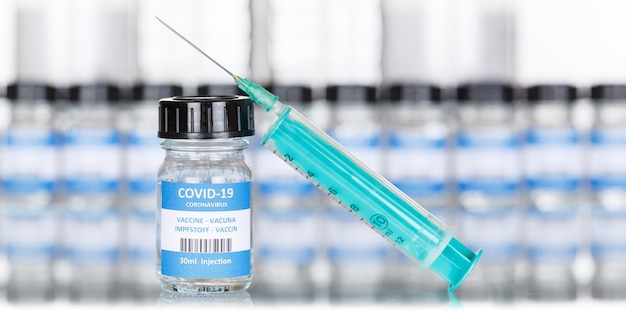 Flacone di vaccino per il coronavirus Siringa per virus Corona COVID19 Vaccini Covid copyspace spazio copia panoramica