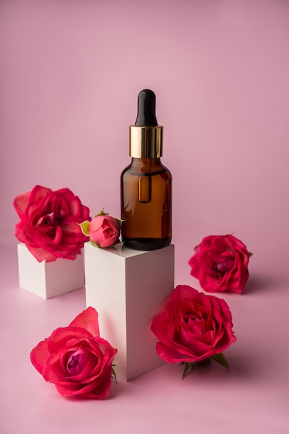 Flacone in vetro per gocce e liquidi e oli Pubblicità di un prodotto di cosmetologia Rose Acqua rosa