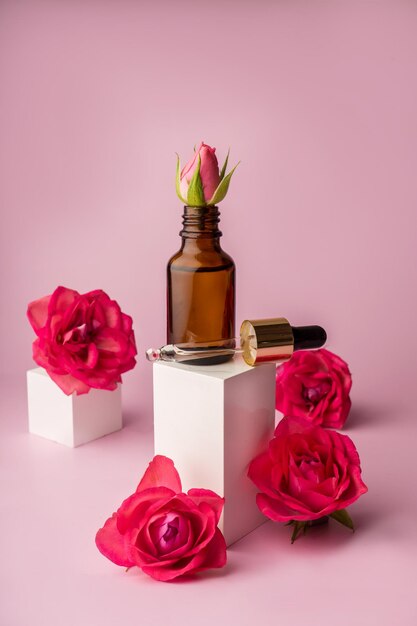Flacone in vetro per gocce e liquidi e oli Pubblicità di un prodotto di cosmetologia Rose Acqua rosa