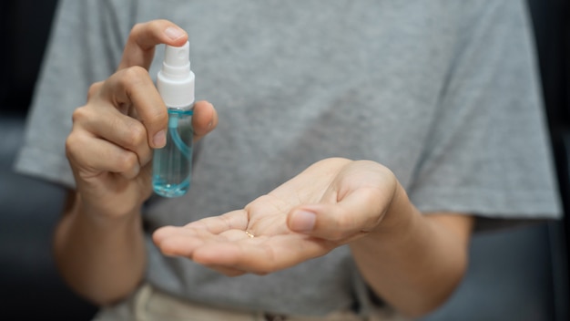 Flacone spray per applicazione a mano per la pulizia del disinfettante per lavaggio a mano contro germi e virus influenzale o Coronavirus (COVID-19), concetto di prevenzione del prodotto disinfettante antimicrobico a base di alcool.