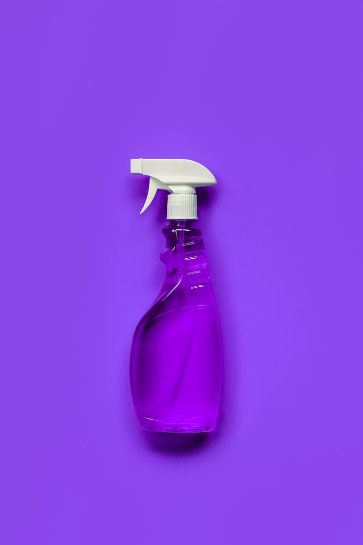 Flacone spray viola trasparente con lavavetri viola