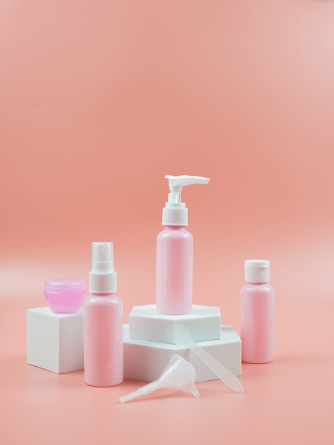 Flaconi per la cosmetica rosa per lozione gel crema Concetto cosmetico per la cura della pelle