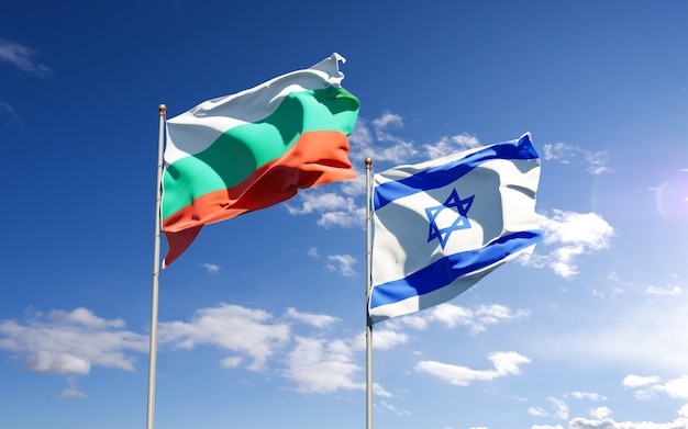 flag di stato di Israele e Bulgaria insieme sullo sfondo del cielo