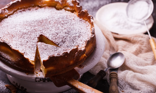 Flan a casa, cosparso di zucchero a velo.