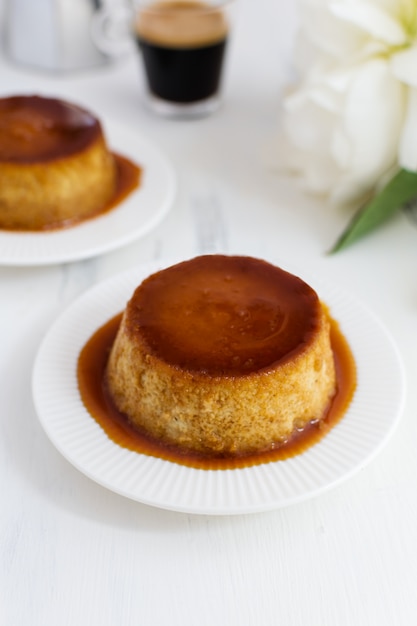 Flan al caramello, crema catalana dessert sul tavolo bianco woden