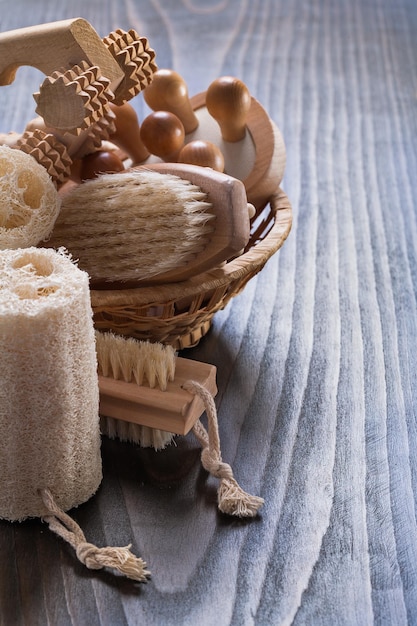 Flanella bianca da bagno morbida su sfondo di legno vintage concetto di sauna