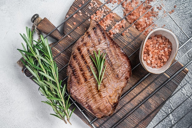 Flank Steak BBQ su una griglia con rosmarino Sfondo bianco Vista dall'alto