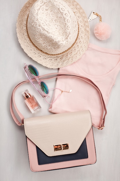 Flat lay con accessori donna. Moda e shopping concept