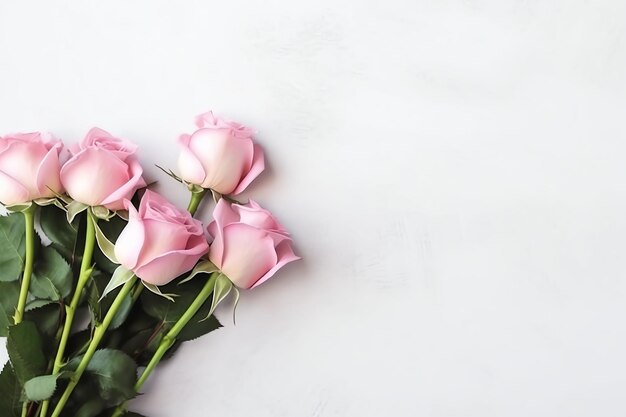 Flat lay del concetto del giorno di San Valentino con fiori e bouquet di bellissime rose rosa con spazio di copia