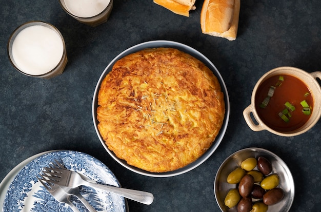 Flat lay deliziosa tortilla spagnola ancora in vita