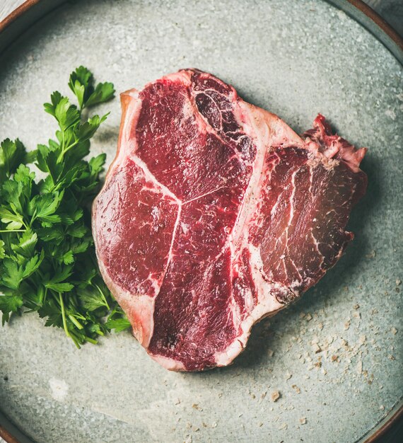 Flatlay di bistecca di manzo con osso essiccato cruda cruda