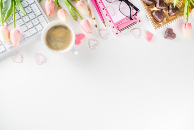 Flatlay di concetto dell'ufficio della donna della primavera