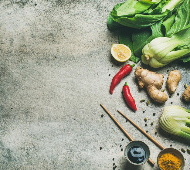 Flatlay di ingredienti della cucina asiatica su sfondo grigio cemento