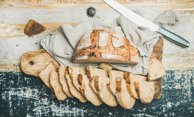 Flatlay di pane di grano tenero tagliato a fette sul tavolo