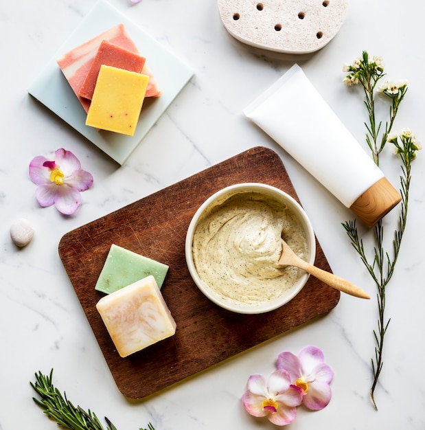 Flatlay di prodotti termali e di bellezza