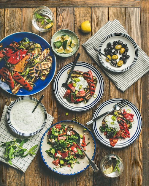 Flatlay di sana tavola apparecchiata con spuntini