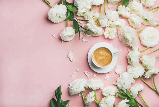 Flatlay di tazza di caffè e fiori di ranuncolo vista dall'alto