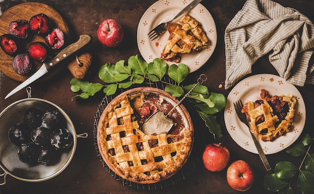 Flatlay di torta di mele e prugne e impostazione del tè