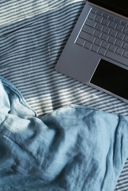 Flatlay di un laptop su un letto