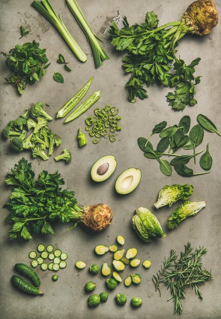 Flatlay di verdure ed erbe aromatiche intere e tagliate vista dall'alto